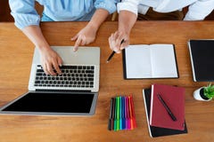 ?ducation et concept d'?cole, campus d'?tudiants ou camarades de classe apprenant l'ami de rattrapage de soutien scolaire pour un image stock ?ducation et concept d'?cole, campus d'?tudiants ou camarades de classe apprenant l'ami de rattrapage de soutien scolaire pour un image stock