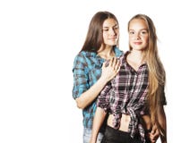 Due adolescenti svegli divertendosi isolati insieme su bianco Fotografia Stock Libera da Diritti Due adolescenti svegli divertendosi isolati insieme su bianco Fotografia Stock Libera da Diritti