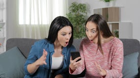 Due amici sorpresi che trovano il contenuto del telefono Due amici sorpresi che trovano il contenuto del telefono