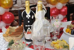 Due bottiglie di champagne decorate come neo-sposate Fotografie Stock Libere da Diritti Due bottiglie di champagne decorate come neo-sposate Fotografie Stock Libere da Diritti