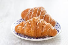 Due Croissants su una zolla fotografia stock libera da diritti Due Croissants su una zolla fotografia stock libera da diritti