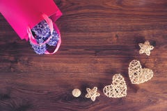 Due cuori della canapa e fiori del giacinto nella borsa del regalo fotografia stock libera da diritti Due cuori della canapa e fiori del giacinto nella borsa del regalo fotografia stock libera da diritti