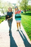Due donne che camminano lungo il lungomare - ombre fotografia stock Due donne che camminano lungo il lungomare - ombre fotografia stock