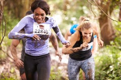 Due donne che godono di un funzionamento in una foresta ad un evento di resistenza Immagine Stock Libera da Diritti Due donne che godono di un funzionamento in una foresta ad un evento di resistenza Immagine Stock Libera da Diritti