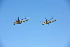 Due elicotteri militari contro il cielo blu fotografia stock Due elicotteri militari contro il cielo blu fotografia stock