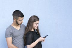 Due genti dolci di amore che posano fuori immagini stock libere da diritti Due genti dolci di amore che posano fuori immagini stock libere da diritti