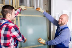 Due lavoratori che lavorano con il vetro fotografia stock libera da diritti Due lavoratori che lavorano con il vetro fotografia stock libera da diritti