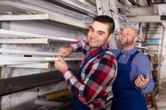 Due lavoratori che scelgono profilo della finestra del PVC Fotografia Stock Libera da Diritti Due lavoratori che scelgono profilo della finestra del PVC Fotografia Stock Libera da Diritti