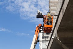 Due lavoratori su un'armatura al viale di Paulista fotografia stock Due lavoratori su un'armatura al viale di Paulista fotografia stock