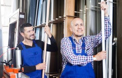 Due lavoratori in un magazzino Immagine Stock Libera da Diritti Due lavoratori in un magazzino Immagine Stock Libera da Diritti