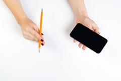 Due mani che tengono telefono e matita di legno fotografia stock libera da diritti Due mani che tengono telefono e matita di legno fotografia stock libera da diritti