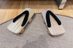 Due mani di legno, dell'adulto e dei bambini Decorazione delle spazzole nel bagno Zoccolo giapponese di legno dei sandali immagini stock libere da diritti Due mani di legno, dell'adulto e dei bambini Decorazione delle spazzole nel bagno Zoccolo giapponese di legno dei sandali immagini stock libere da diritti