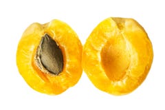 Due metà di un'albicocca matura succosa dell'ananas con un osso dentro Frutta divisa in due isolata su un fondo bianco Vista supe fotografia stock libera da diritti Due metà di un'albicocca matura succosa dell'ananas con un osso dentro Frutta divisa in due isolata su un fondo bianco Vista supe fotografia stock libera da diritti