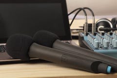 Due microfoni con un computer portatile e un audio miscelatore Acutezza sul microfono vicino Primo piano immagini stock Due microfoni con un computer portatile e un audio miscelatore Acutezza sul microfono vicino Primo piano immagini stock