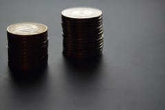 Due pacchetti della zloty polacca conia su fondo opaco scuro grungy immagine stock Due pacchetti della zloty polacca conia su fondo opaco scuro grungy immagine stock