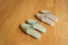 Due paia delle pantofole immagine stock libera da diritti Due paia delle pantofole immagine stock libera da diritti