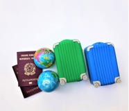 Due passaporti europei italiani, due valigie immagine stock Due passaporti europei italiani, due valigie immagine stock