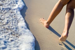 Due piedini delle donne che camminano sulla spiaggia della sabbia Immagine Stock Due piedini delle donne che camminano sulla spiaggia della sabbia Immagine Stock