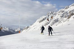 Due poliziotti sugli sci Polizia in una stazione sciistica Soccorritori nelle montagne il poliziotto discende sugli sci Valbona, fotografia stock Due poliziotti sugli sci Polizia in una stazione sciistica Soccorritori nelle montagne il poliziotto discende sugli sci Valbona, fotografia stock