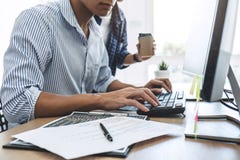 Due programmatori professionisti che cooperano alla programmazione di sviluppo ed al sito Web che lavorano in un software svilupp fotografia stock libera da diritti Due programmatori professionisti che cooperano alla programmazione di sviluppo ed al sito Web che lavorano in un software svilupp fotografia stock libera da diritti