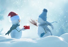 Due pupazzi di neve allegri che stanno nel paesaggio di natale di inverno Due pupazzi di neve allegri che stanno nel paesaggio di natale di inverno