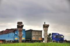 Due statue e un camion immagini stock Due statue e un camion immagini stock