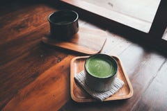Due tazze del latte caldo di matcha fotografia stock Due tazze del latte caldo di matcha fotografia stock