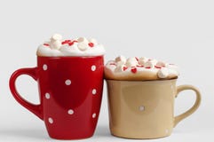 Due tazze di cappuccino con i cuori dello zucchero e della caramella gommosa e molle fotografia stock libera da diritti Due tazze di cappuccino con i cuori dello zucchero e della caramella gommosa e molle fotografia stock libera da diritti