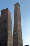 Due torri simboli dovuti di Garisenda e di Torri Asinelli delle torri medievali di Bologna fotografie stock Due torri simboli dovuti di Garisenda e di Torri Asinelli delle torri medievali di Bologna fotografie stock