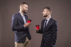 Due uomini che stanno con una tazza di caffè fotografia stock libera da diritti Due uomini che stanno con una tazza di caffè fotografia stock libera da diritti