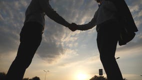 Due uomini d'affari che si incontrano e che si accolgono nell'ambiente urbano Stretta di mano di affari esterna Agitazione delle stock footage Due uomini d'affari che si incontrano e che si accolgono nell'ambiente urbano Stretta di mano di affari esterna Agitazione delle stock footage