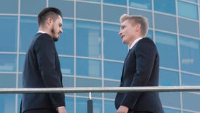 Due uomini sicuri di affari stringono le mani e cominciano la conversazione convenzionale video d archivio Due uomini sicuri di affari stringono le mani e cominciano la conversazione convenzionale video d archivio