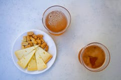 Due vetri di birra e degli spuntini, centro, in cima a immagini stock Due vetri di birra e degli spuntini, centro, in cima a immagini stock