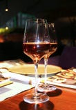 Due vetri di vino bianco sui precedenti scuri del ristorante fotografia stock libera da diritti Due vetri di vino bianco sui precedenti scuri del ristorante fotografia stock libera da diritti