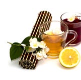 Due vetri trasparenti della bevanda di colore differente Fotografia Stock Libera da Diritti Due vetri trasparenti della bevanda di colore differente Fotografia Stock Libera da Diritti