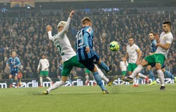 Duelo entre Nicklas Barkroth e Simon Sandberg nos quartos de final suecos do copo do futebol entre Djurgarden contra Hammarby foto de stock Duelo entre Nicklas Barkroth e Simon Sandberg nos quartos de final suecos do copo do futebol entre Djurgarden contra Hammarby foto de stock