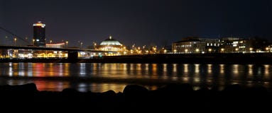 Duesseldorf bij het panorama van nachtrijn stock fotografie Duesseldorf bij het panorama van nachtrijn stock fotografie