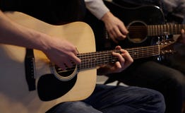 Duett för två personer som spelar en melodi på gitarrer arkivfoto Duett för två personer som spelar en melodi på gitarrer arkivfoto