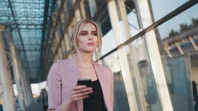 Dufna gorąca młoda blondynki dziewczyna chodzi biznesowym centre, używa jej telefon komórkowego Elegancki spojrzenie, elegancki b zbiory Dufna gorąca młoda blondynki dziewczyna chodzi biznesowym centre, używa jej telefon komórkowego Elegancki spojrzenie, elegancki b zbiory