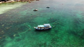 Duik boten met materiaal in overzees De motor duikt boten met materiaal en tanks die bij het blauwe zeewater dichtbij Koh Tao dri stock footage Duik boten met materiaal in overzees De motor duikt boten met materiaal en tanks die bij het blauwe zeewater dichtbij Koh Tao dri stock footage