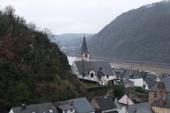 Duitse Kerk met Kerkhof in Alken stock afbeelding Duitse Kerk met Kerkhof in Alken stock afbeelding