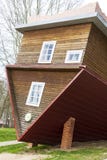 Dukora, Bielorrusia - 20 de abril de 2019: una casa invertida en el pueblo de Dukora en Bielorrusia foto de archivo Dukora, Bielorrusia - 20 de abril de 2019: una casa invertida en el pueblo de Dukora en Bielorrusia foto de archivo