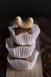 Dulces orgánicos del vegano natural hechos de higo, de los anacardos y del cacahuete secados fotos de archivo Dulces orgánicos del vegano natural hechos de higo, de los anacardos y del cacahuete secados fotos de archivo
