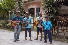 Dumaguete Filippinerna - 10 September 2018: gatamusikspelare med ukulelet eller den lilla gitarren royaltyfri bild Dumaguete Filippinerna - 10 September 2018: gatamusikspelare med ukulelet eller den lilla gitarren royaltyfri bild