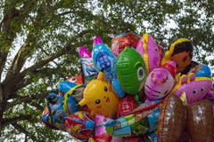 Dumaguete, Филиппины - 27-ое июля 2018: воздушный шар на зеленой предпосылке дерева Воздушные шары гелия с характером кино стоковые изображения Dumaguete, Филиппины - 27-ое июля 2018: воздушный шар на зеленой предпосылке дерева Воздушные шары гелия с характером кино стоковые изображения