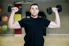 Dumbbells de levantamento foto de stock Dumbbells de levantamento foto de stock