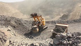 Dumper w łupie i ekskawator, Wielki żółty ekskawator ładowaliśmy kruszec w dumper, Przemysłowa powierzchowność zbiory wideo Dumper w łupie i ekskawator, Wielki żółty ekskawator ładowaliśmy kruszec w dumper, Przemysłowa powierzchowność zbiory wideo