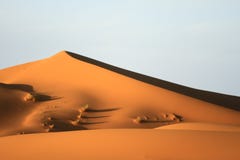 Duna perfeita e lisa alaranjada em Sahara Desert imagens de stock Duna perfeita e lisa alaranjada em Sahara Desert imagens de stock
