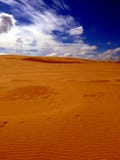 Dunas de arena aisladas en el cielo azul en el parque nacional Polonia imágenes de archivo libres de regalías Dunas de arena aisladas en el cielo azul en el parque nacional Polonia imágenes de archivo libres de regalías
