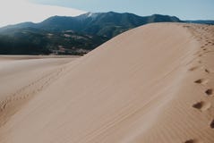Dunes de sable avec une vue image libre de droits Dunes de sable avec une vue image libre de droits